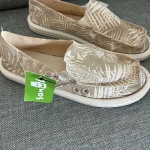 Sanuk Women's Palm Print Loafers new w/tags